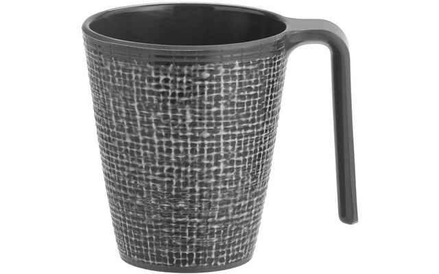Graue Tasse mit hohem, geradem Henkel rechts und außen weiß-grauem, gewebt wirkendem Muster; innen glatt und dunkel