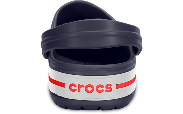 Dunkelblauer Crocs-Clog von hinten mit weißem Fersenriemen, roten Streifen und rotem crocs-Logo
