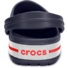 Dunkelblauer Crocs-Clog von hinten mit weißem Fersenriemen, roten Streifen und rotem crocs-Logo