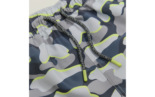 Nahaufnahme einer kurzen Hose mit elastischem Bund und grauem Camouflage-Muster mit neon-gelben Konturen, vorn sichtbare graue Kordel mit gelben Kunststoffenden