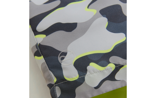 Nahaufnahme eines Textils mit grauem, schwarzem und hellgrauem Camouflage-Muster und neongelben Akzenten; sichtbare Naht und rundes Emblem