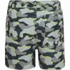 Rückansicht einer Badeshorts mit elastischem Bund, grauem Camouflage‑Muster und neon-gelben Konturlinien, aufgesetzter Gesäßtasche mit Metallöse