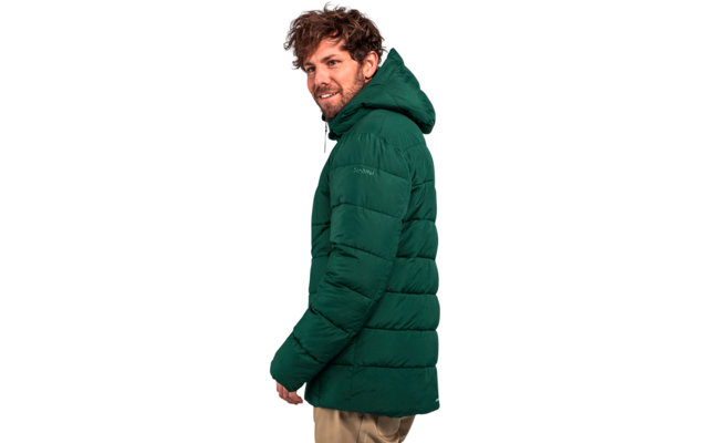 Man met groene donsjas met kap die naar links kijkt