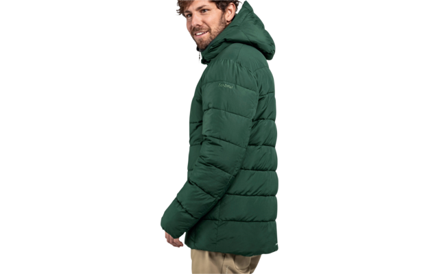 Man met groene donsjas met kap die naar links kijkt