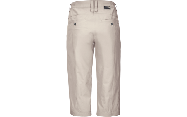 Hinteransicht einer beige Capri-Hose mit zwei Gesäßtaschen mit Knöpfen, Gürtelschlaufen und Markenlabel am Bund
