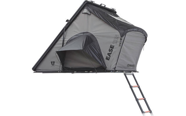 Graues, aufgeklapptes Dachzelt mit offenem Eingang und kleiner Haube, schwarzem Gestänge, ausgeklappter Leiter und Aufschrift "EASE 135"