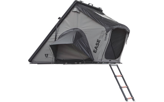Aufgeklapptes graues Zelt auf schwarzer Platte mit ausgeklappter Leiter, zwei offenen Eingängen und seitlichem Aufdruck 'EASE 135'