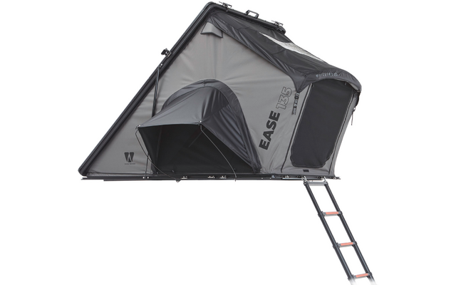 Graues aufklapptes Dachzelt mit Leiter, offenem Seiteneingang, kleinem Vordach und sichtbarer Aufschrift EASE 135
