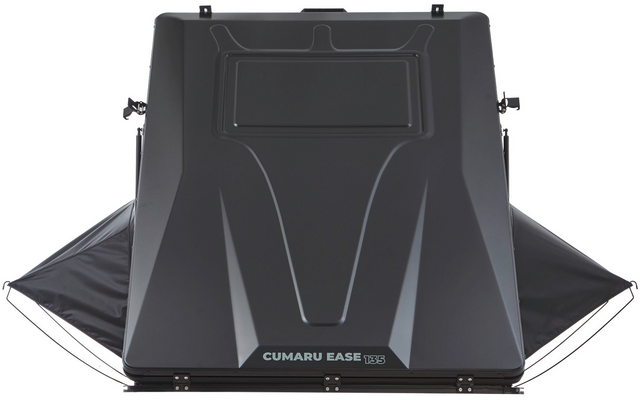 Dunkelgraues rechteckiges Kunststoffgehäuse mit ausgebreiteten schwarzen seitlichen Abdeckungen und weißer Aufschrift "CUMARU EASE 135" an der Vorderkante