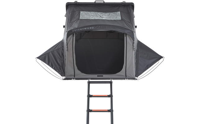 Graues geöffnetes Dachzelt mit rechteckiger Frontöffnung, ausgefahrener Leiter, seitlichen dreieckigen Wänden und kleinem rechteckigem Oberlichtfenster