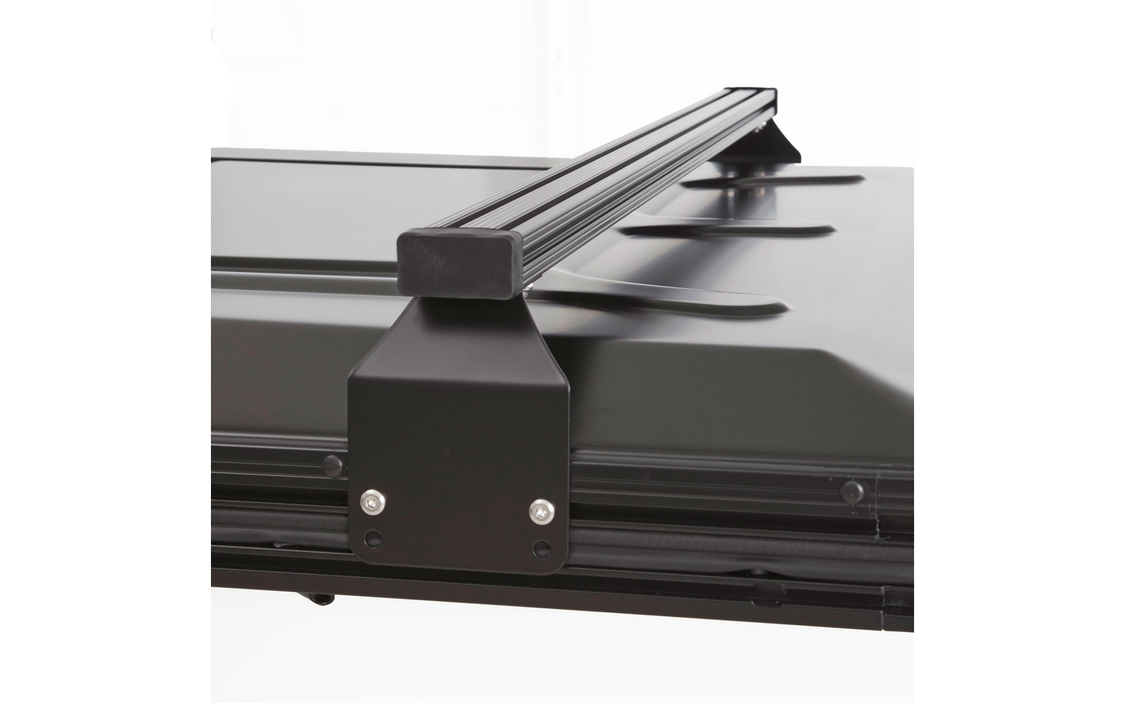 Nahaufnahme eines schwarzen rechteckigen Panels mit horizontaler Metallstange und montiertem Metallhalter mit sichtbaren Schrauben