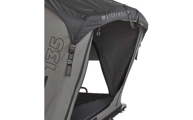 Grau-schwarzes Stoffdach mit dreieckiger offener Öffnung, schwarzes Innenkissen, sichtbare Reißverschlüsse, Tragegurte und Aufdrucke 135 und VICKYWOOD