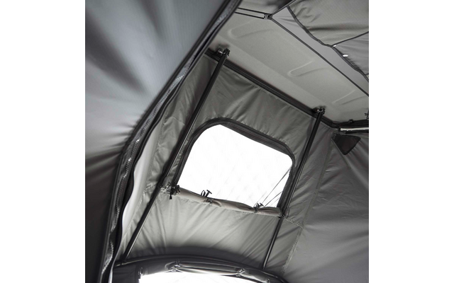 Innenansicht eines Zeltdachs aus grauem Stoff mit Metallgestänge und rechteckigem Fenster mit aufgerollter Abdeckung