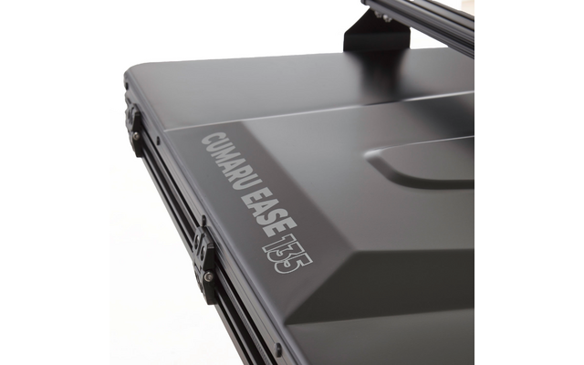 Gros plan d'un coffre de toit gris foncé avec l'inscription CUMARU EASE 135 et une attache métallique visible