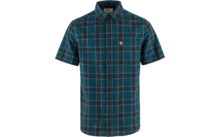 Overhemd met korte mouwen, knoopsluiting en kraag, blauwgroen geruit met dunne witte lijnen, klein rond embleem op de linkerborst