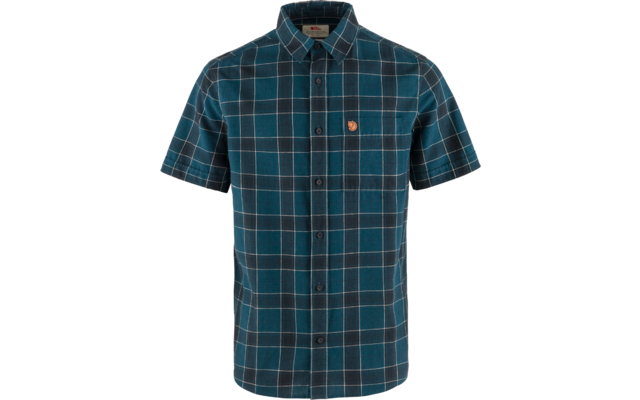 Overhemd met korte mouwen, knoopsluiting en kraag, blauwgroen geruit met dunne witte lijnen, klein rond embleem op de linkerborst