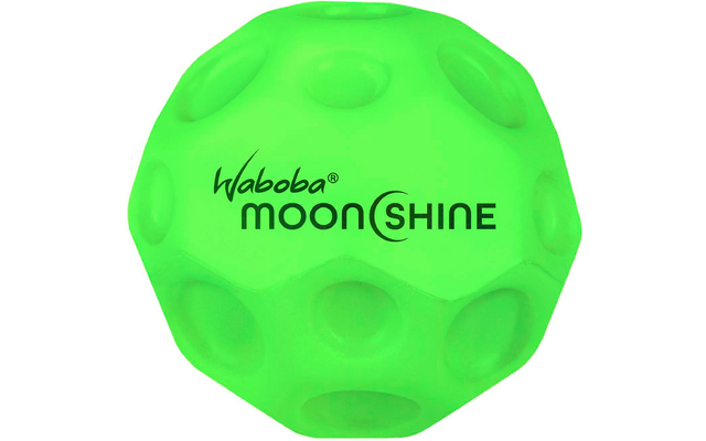 Grüner Ball mit erhabenen runden Vertiefungen und der Aufschrift ‚Waboba moonshine‘