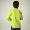 Person von hinten mit kurzem dunklem Haar, trägt ein neongrünes Langarmshirt und eine dunkle Hose vor hellem Hintergrund