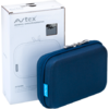 Confezione bianca con logo 'Avtex' e sagoma del dispositivo stampata, accanto a un astuccio rettangolare blu scuro con cerniere argentate e etichetta in tessuto blu