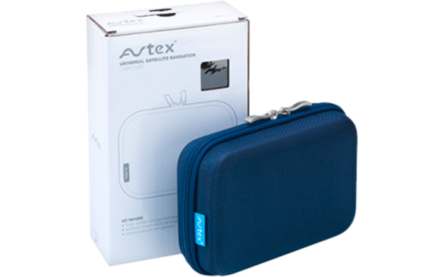 Confezione bianca con logo 'Avtex' e sagoma del dispositivo stampata, accanto a un astuccio rettangolare blu scuro con cerniere argentate e etichetta in tessuto blu