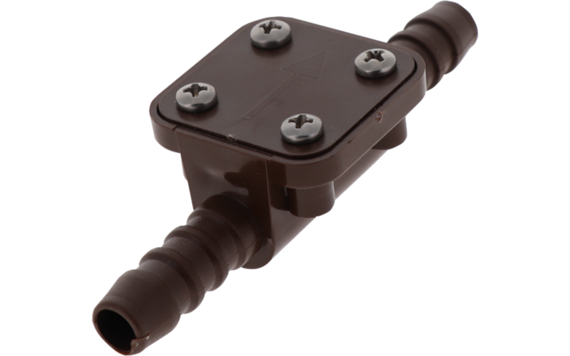 Componente in plastica marrone con due raccordi per tubo scanalati, piastra quadrata con quattro viti a croce e una freccia in rilievo