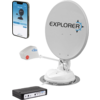Weiße Satellitenschüssel mit schwarzem Schriftzug "EXPLORER" und Kompasssymbol, montiert auf weißer Halterung; daneben ein Smartphone mit App-Anzeige, ein kleines weißes Gerät mit rotem Aufkleber und ein schwarzes Elektronikmodul