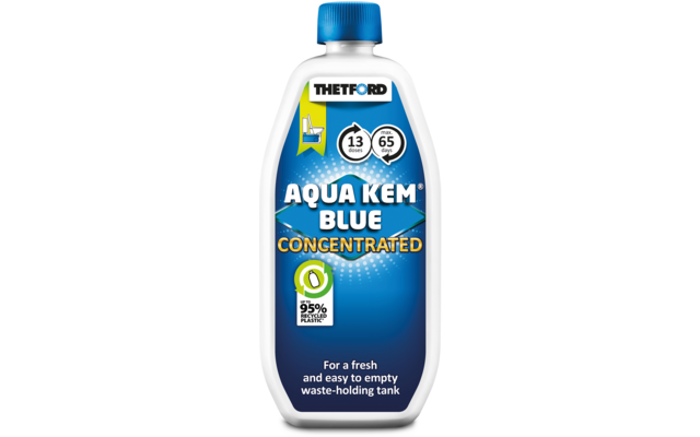 Weiße Kunststoffflasche mit blauem Schraubverschluss; Vorderetikett mit Schriftzug 'THETFORD', Produktname 'AQUA KEM BLUE CONCENTRATED', zwei kreisförmige Symbole mit Zahlen, grünes Symbol mit '95%' und der Text 'For a fresh and easy to empty waste-h
