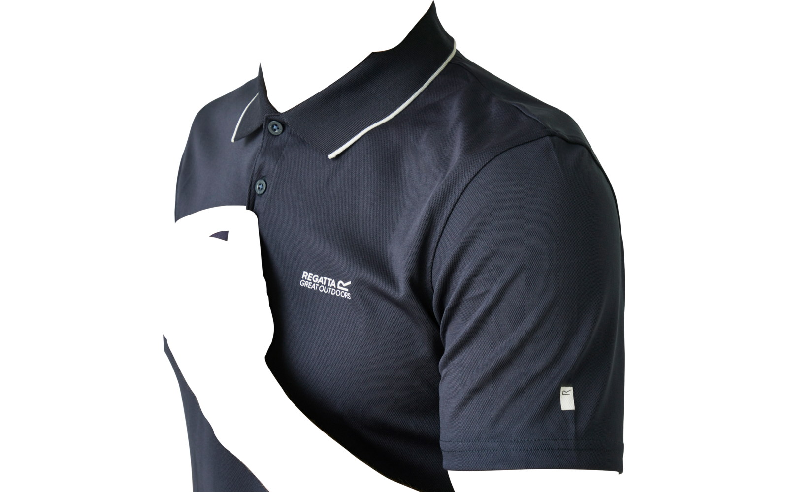 Oberkörper einer Person in dunkelblauem Poloshirt mit weißem Paspel am Kragen, drei Knöpfe, Hand berührt den oberen Knopf, weißes Markenlogo 'Regatta Great Outdoors' auf der linken Brust, kleines weißes Etikett am linken Ärmel, weißer Hintergrund