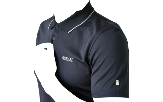 Oberkörper einer Person in dunkelblauem Poloshirt mit weißem Paspel am Kragen, drei Knöpfe, Hand berührt den oberen Knopf, weißes Markenlogo 'Regatta Great Outdoors' auf der linken Brust, kleines weißes Etikett am linken Ärmel, weißer Hintergrund