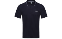 Dunkelblaues kurzärmeliges Poloshirt mit drei Knöpfen, weißer Paspel am Kragen und kleinem weißen Logo auf linker Brust und linkem Ärmel