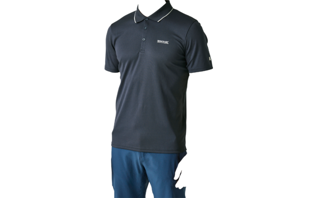 Dunkelblaues Polohemd mit kurzen Ärmeln, drei­knopfiger Knopfleiste, weißem Streifen am Kragen und kleinem weißen Logo auf der Brust; blaue Hose; Kopf und Hände nicht sichtbar; weißer Hintergrund