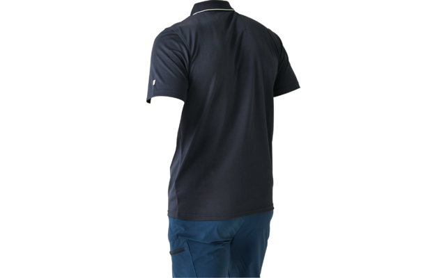 Person von hinten, trägt dunkelblaues Poloshirt und blaue Hose, schaut über die linke Schulter, heller einfarbiger Hintergrund