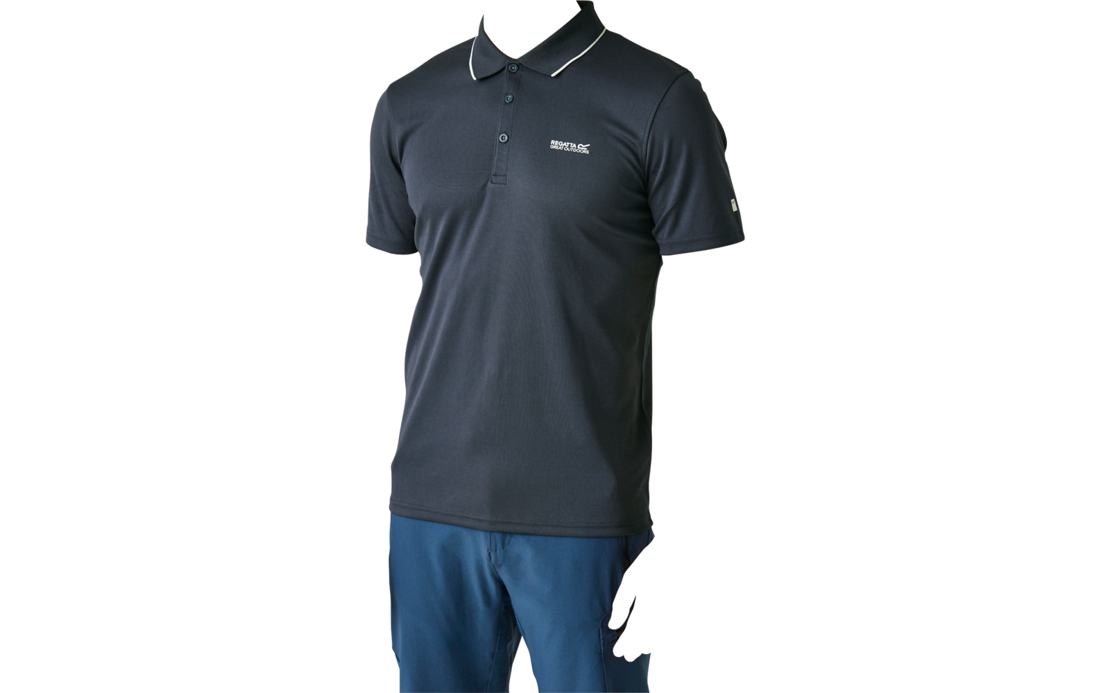 Dunkelblaues Polohemd mit kurzen Ärmeln, drei­knopfiger Knopfleiste, weißem Streifen am Kragen und kleinem weißen Logo auf der Brust; blaue Hose; Kopf und Hände nicht sichtbar; weißer Hintergrund