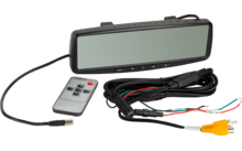 Rechteckiges spiegelähnliches Display mit grauem Bildschirm und schwarzem Gehäuse, Bedientasten am unteren Rand; kleine graue Fernbedienung mit Tasten; mehrere schwarze Kabelbündel mit roten, grünen und schwarzen Drähten sowie gelben, roten und weiße