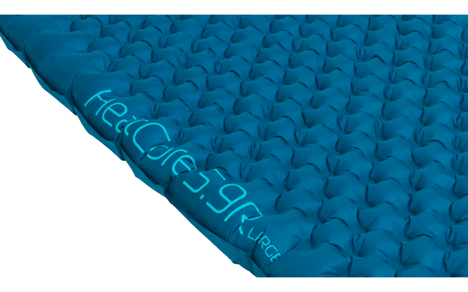 Blauw gewatteerd materiaal met verhoogde nopjes en bedrukte tekst