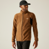 Mann trägt braune Fleecejacke und schwarze Kappe