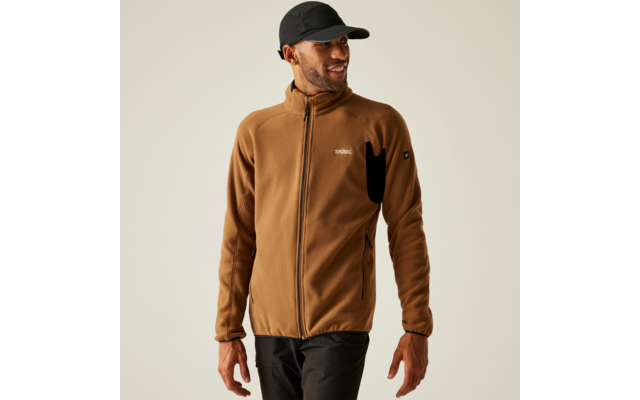 Mann trägt braune Fleecejacke und schwarze Kappe
