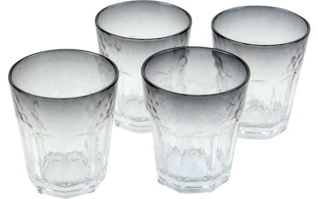Vier klare Gläser mit strukturierter Oberfläche, dicht beieinander angeordnet