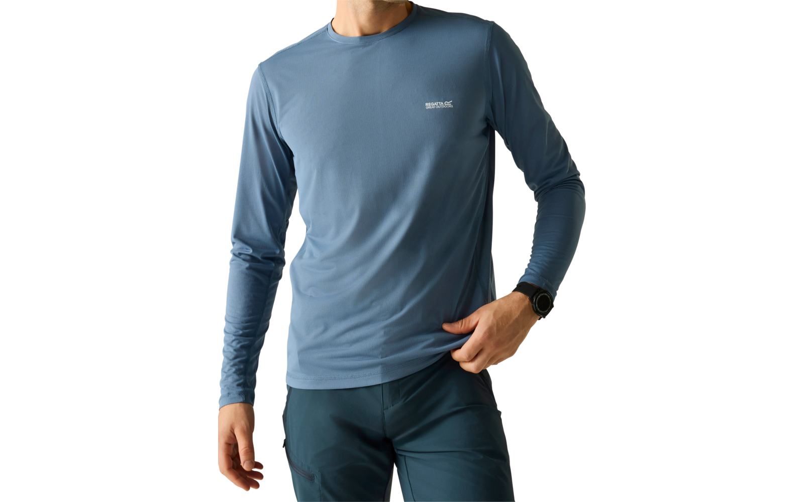 Person trägt blaues Langarmshirt und dunkle Hose, schaut nach links, rechte Hand an der Hüfte