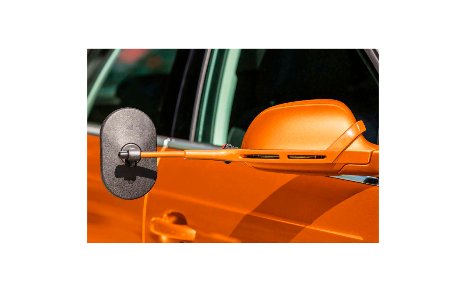 Seitenspiegel eines orangefarbenen Autos mit integrierter Kamera