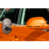 Seitenspiegel eines orangefarbenen Autos mit integrierter Kamera