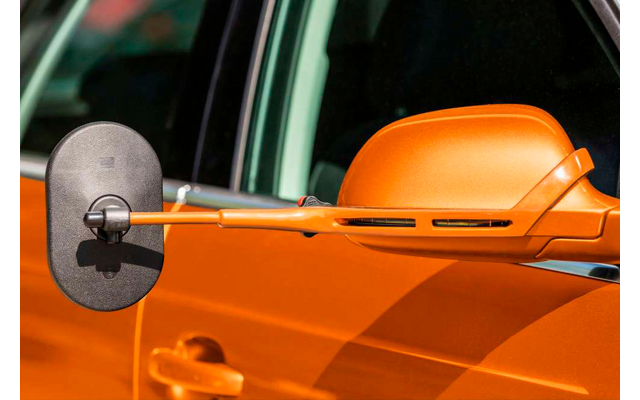 Seitenspiegel eines orangefarbenen Autos mit integrierter Kamera