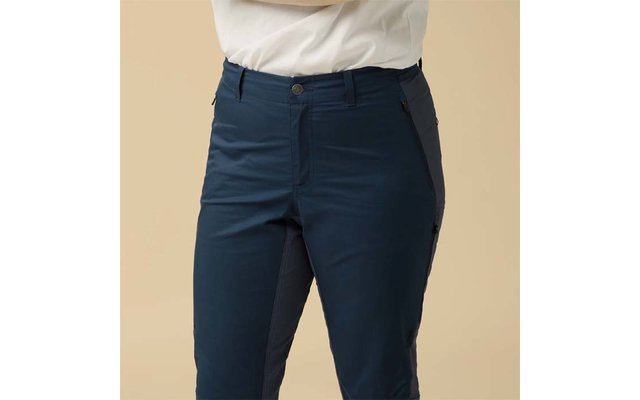 Hüft- und Oberschenkelbereich in dunkelblauen Hosen und weißem Hemd vor beigem Hintergrund