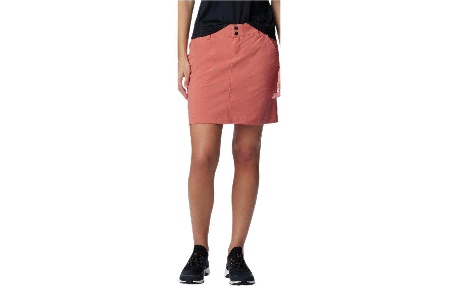 Mujer con falda roja y zapatos negros, fotografiada de frente hasta las rodillas