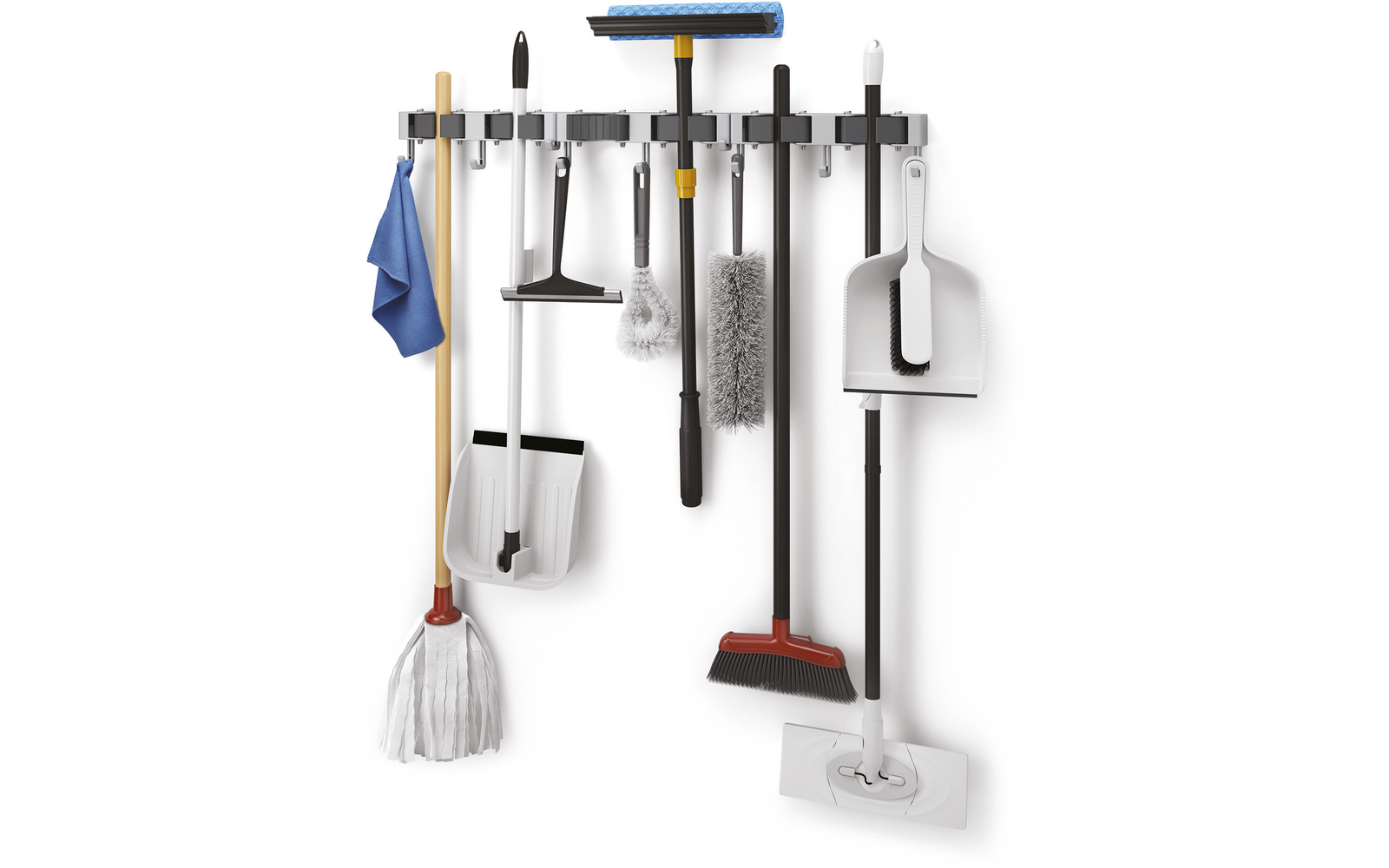 Wandhalter mit mehreren Putzutensilien (Mopp, Besen, Handfeger, Kehrschaufel, Wischer, Staubwedel, Reinigungstuch) an weißer Wand