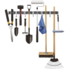 Wandhalter mit Haken, daran aufgehängt: lange Heckenschere, Gartenschere, Hammer, Handkelle, Handrechen, Spaten, Farbroller, blaues Tuch, Besen mit Holzstiel, Laubrechen mit Metallzinken, Abzieher mit blauer Gummilippe