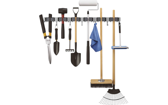 Wandhalter mit Haken, daran aufgehängt: lange Heckenschere, Gartenschere, Hammer, Handkelle, Handrechen, Spaten, Farbroller, blaues Tuch, Besen mit Holzstiel, Laubrechen mit Metallzinken, Abzieher mit blauer Gummilippe
