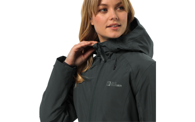 Frau mit langen blonden Haaren trägt eine dunkle Outdoor-Jacke mit Kapuze