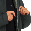 Eine Person trägt eine dunkle Jacke und zieht den Reißverschluss hoch