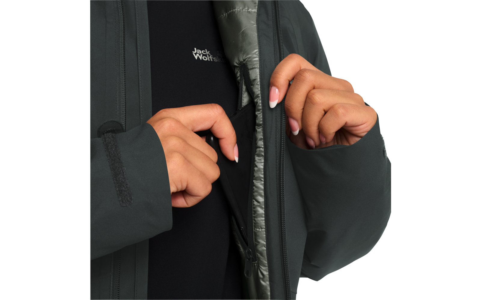 Eine Person trägt eine dunkle Jacke und zieht den Reißverschluss hoch